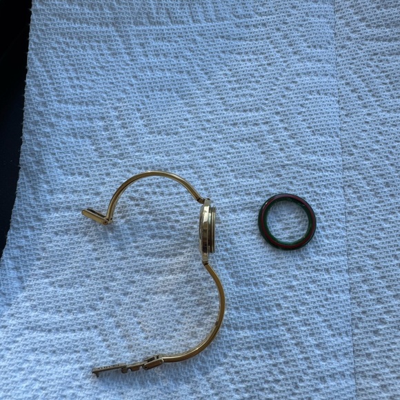 Vintage Gucci Bangle Women’s Watch
Includes Gucci Original Green and Red Band - Picture 5 of 7